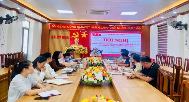 Hội nghị giao ban giữa Thường trực Đảng ủy xã Kỳ Hoa với các cơ quan tham mưu, giúp việc của Đảng ủy Quý II năm 2026