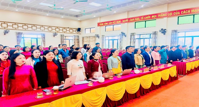 xã Kỳ Hoa tổ chức trang nghiêm, ý nghĩa lễ chào cờ đầu tháng 11/2025