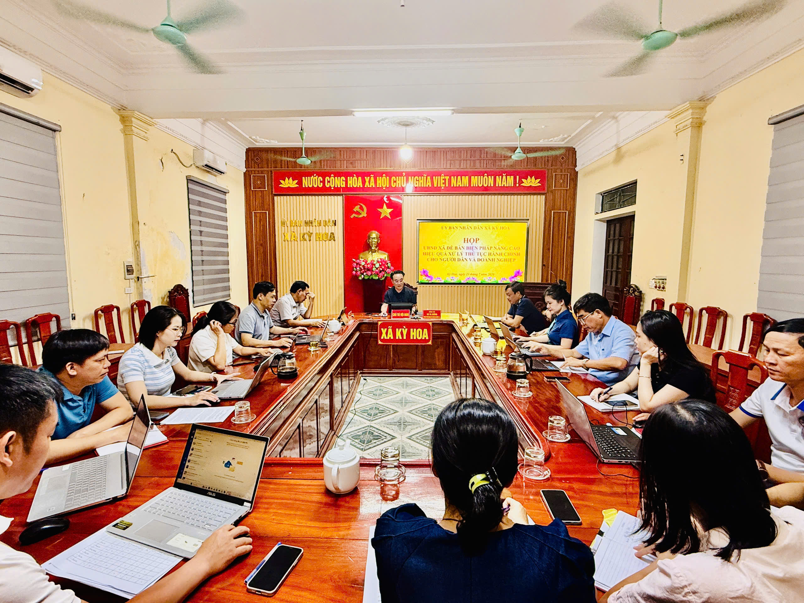 UBND xã Kỳ Hoa bàn giải pháp nâng cao hiệu quả giải quyết thủ tục hành chính