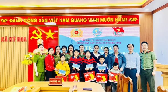 Hội Phụ nữ - Đoàn Thanh niên phòng Hậu cần Công an tỉnh Hà Tĩnh trao quà cho trẻ em có hoàn cảnh đặc biệt khó khăn ở xã Kỳ Hoa