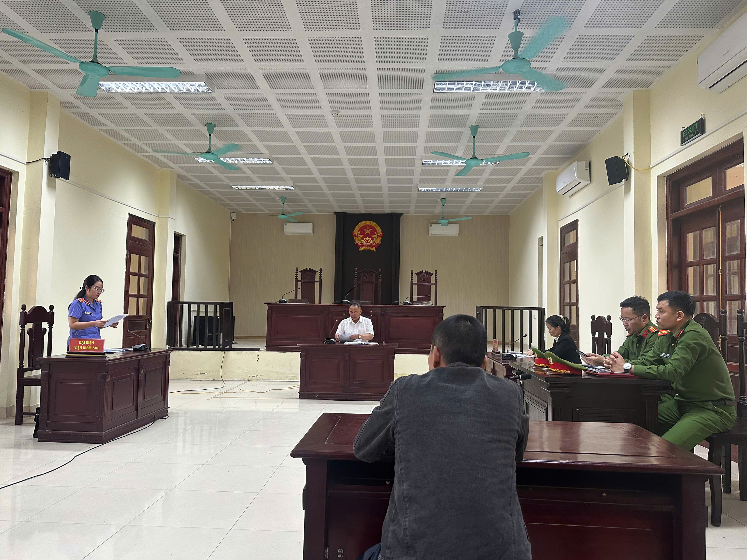 Đối tượng nghiện ma tuý tại xã Kỳ Hoa, tỉnh Hà Tĩnh bị Toà án mở phiên họp xem xét áp dụng biện pháp xử lý hành chính “đưa vào cơ sở cai nghiện bắt buộc”