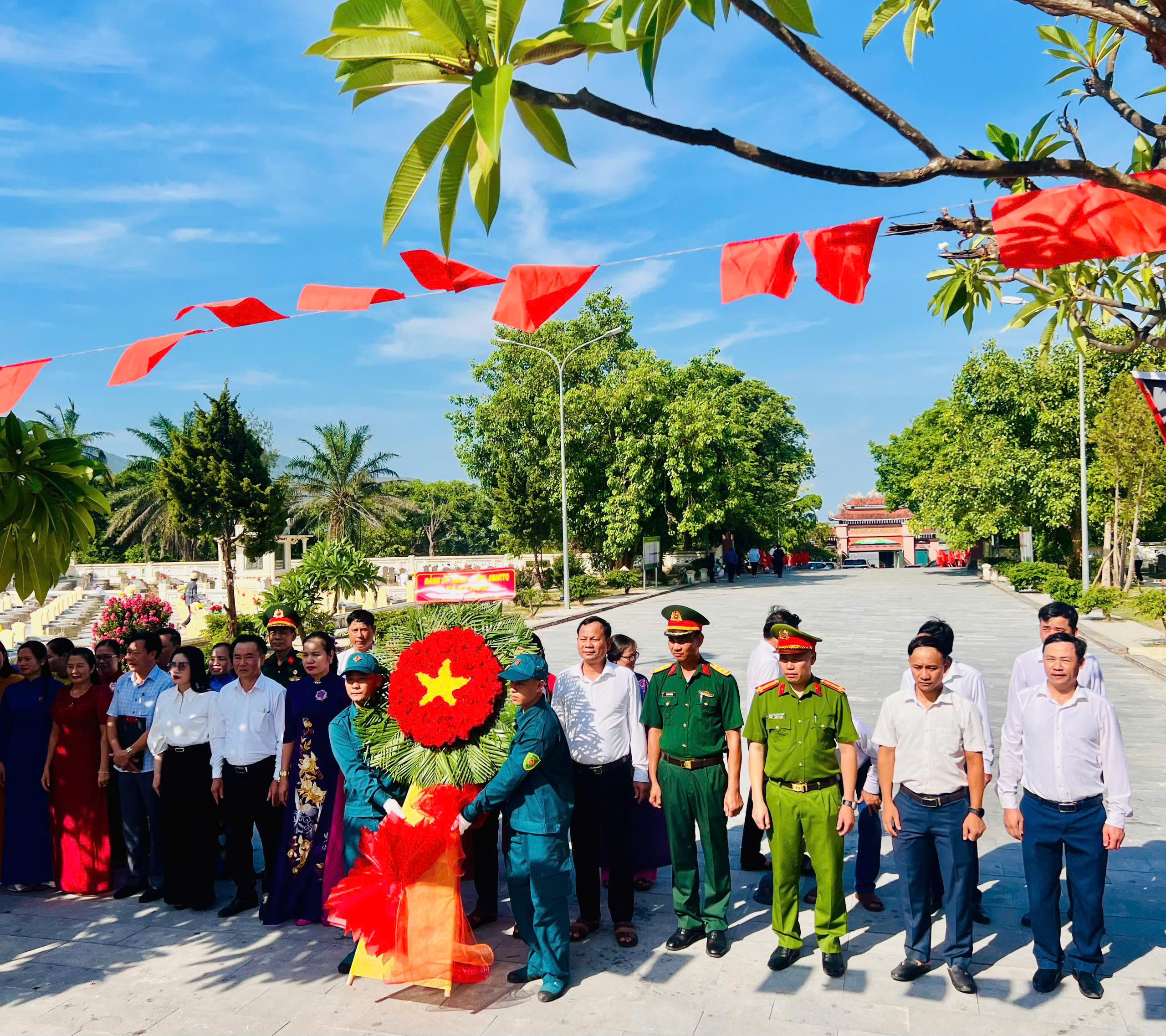 Xã Kỳ Hoa viếng nghĩa trang liệt sỹ Kỳ Anh và dâng hương tại nhà bia tưởng niệm liệt sỹ thị xã Kỳ Anh (cũ).