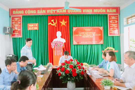 Kỳ Hoa làm việc với Trạm Y tế và các trường học trên địa bàn