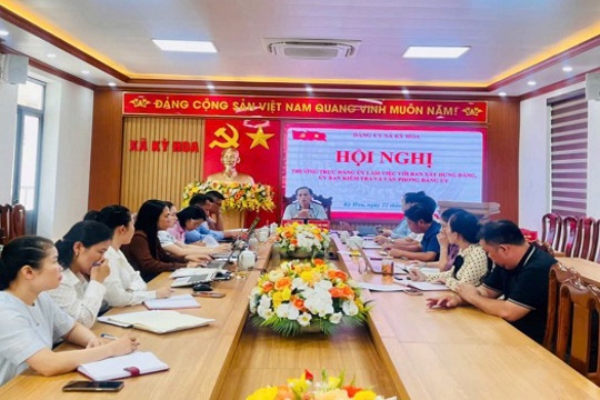 Hội nghị giao ban giữa Thường trực Đảng ủy xã Kỳ Hoa với các cơ quan tham mưu, giúp việc của Đảng ủy Quý II năm 2026