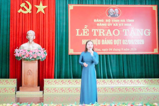 Xúc động câu chuyện "Những giây phút cuối đời của Bác Hồ" tại Lễ chào cờ và trao Huy hiệu Đảng đợt 02/9 tại xã Kỳ Hoa