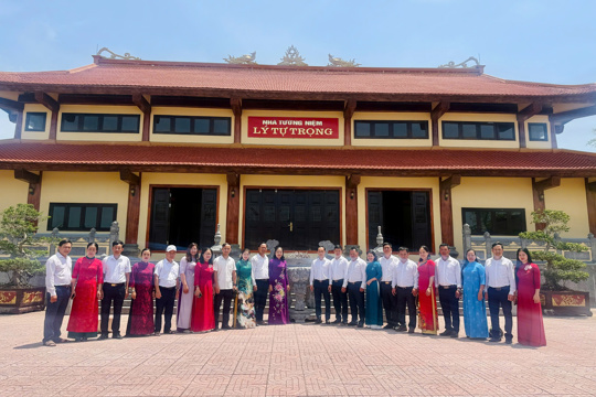 Xã Kỳ Hoa dâng hương tưởng niệm các anh hùng liệt sĩ tại các địa chỉ đỏ trên địa bàn tỉnh Hà Tĩnh