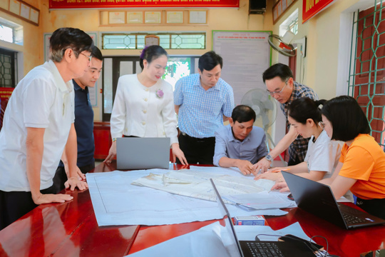 Thường trực Đảng ủy xã Kỳ Hoa kiểm tra, động viên các lực lượng làm sạch dữ liệu đất đai
