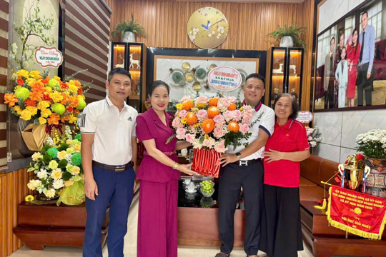 Lãnh đạo xã Kỳ Hoa thăm, tặng hoa chúc mừng các doanh nghiệp nhân Ngày Doanh nhân Việt Nam 13/10 