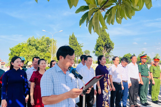 Xã Kỳ Hoa viếng nghĩa trang liệt sỹ Kỳ Anh và dâng hương tại nhà bia tưởng niệm liệt sỹ thị xã Kỳ Anh (cũ).