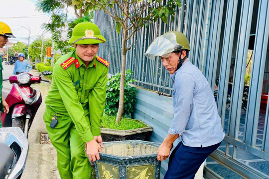 Thôn Hoa Thắng ra quân giải tỏa hành lang an toàn giao thông