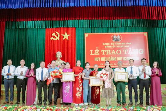 Đảng bộ xã Kỳ Hoa tổ chức Lễ chào cờ và trao tặng Huy hiệu Đảng đợt 2/9/2026