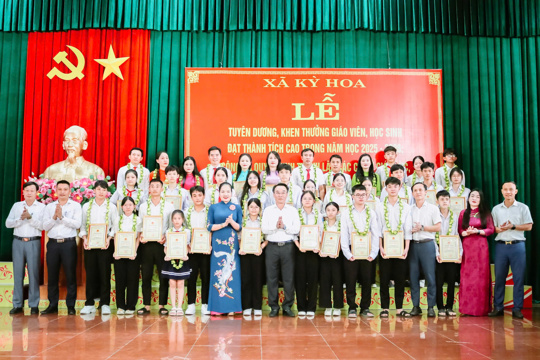 Kỳ Hoa tuyên dương giáo viên, học sinh đạt thành tích cao năm học 2025–2026 và công bố các quyết định sáp nhập trường học