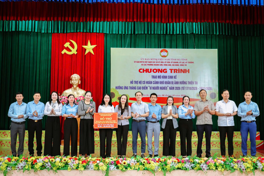 UBMTTTQ tỉnh Hà Tĩnh và xã Kỳ Hoa trao mô hình sinh kế và bàn giao nhà ở cho hộ nghèo