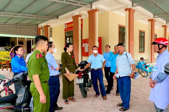 Đồng chí Bí thư Đảng ủy, Chủ tịch HĐND xã Kỳ Hoa kiểm tra công tác phòng chống dịch sốt xuất huyết trên địa bàn các thôn
