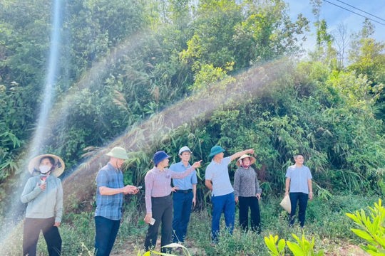 Lãnh đạo xã Kỳ Hoa kiểm tra thực địa các tuyến đường giao thông trục thôn Hoa Trung và thôn Tiến Sơn sau sắp xếp  