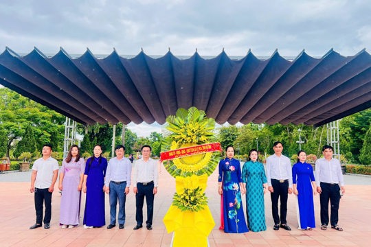 Đảng ủy - HĐND - UBND - UB MTTQ xã Kỳ Hoa dâng hương tại các địa chỉ đỏ nhân dịp kỷ niệm 79 năm ngày thương binh liệt sĩ 