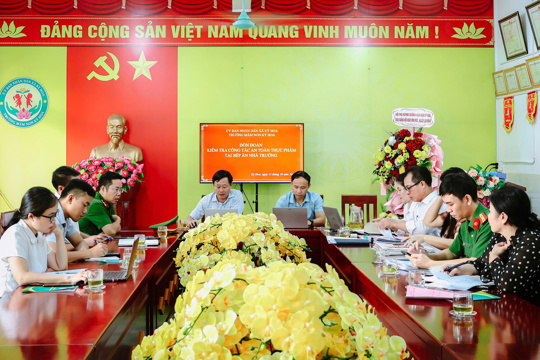Xã Kỳ Hoa kiểm tra, khảo sát việc chấp hành quy định về an toàn thực phẩm tại bếp ăn tập thể Trường Mầm non và các cơ sở kinh doanh thực phẩm
