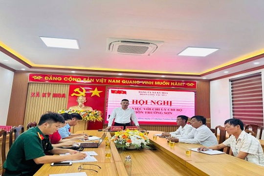 ĐOÀN CÔNG TÁC SỐ 1 THEO QUYẾT ĐỊNH 136-QĐ/ĐU CỦA BAN THƯỜNG VỤ ĐẢNG ỦY LÀM VIỆC VỚI CHI ỦY CHI BỘ THÔN TRƯỜNG SƠN 