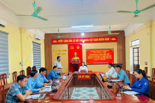 Đoàn giám sát HĐND xã Kỳ Hoa giám sát công tác giải quyết thủ tục hành chính và tiếp công dân 