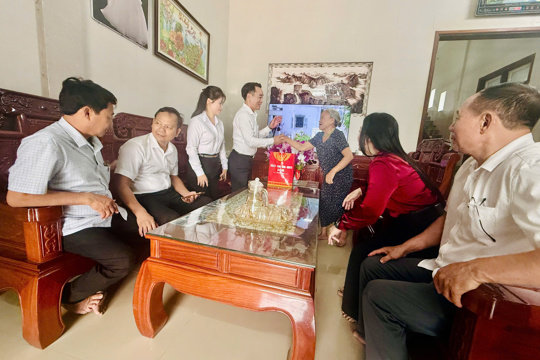 Xã Kỳ Hoa thăm hỏi và tặng quà gia đình, thân nhân người có công với cách mạng có hoàn cảnh khó khăn nhân kỷ niệm 79 năm ngày thương binh - liệt sĩ
