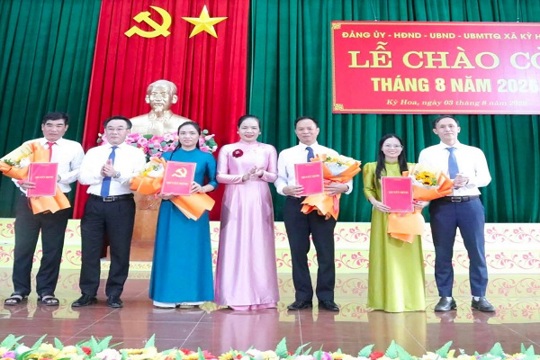 Đảng ủy, UBND xã Kỳ Hoa công bố các quyết định về công tác cán bộ 