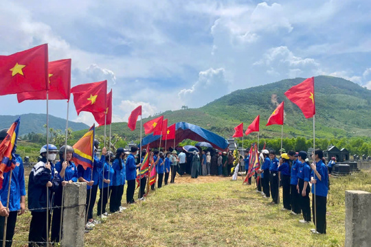 Xã Kỳ Hoa trang trọng tổ chức lễ đón nhận, truy điệu và an táng hài cốt liệt sĩ Nguyễn Đình Thư