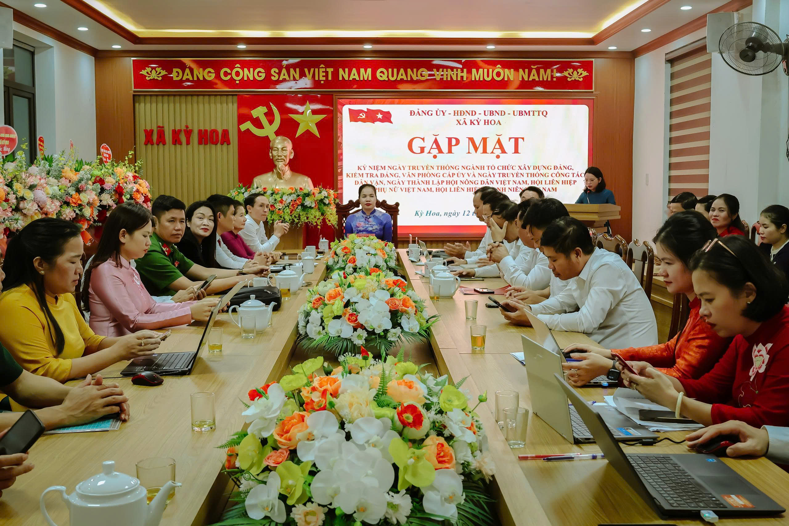 Thường trực Đảng ủy xã Kỳ Hoa gặp mặt, chúc mừng các ngành: Tổ chức, Kiểm tra, Dân vận, Văn phòng cấp uỷ và các tổ chức Hội: Thanh niên, Nông dân, Phụ nữ nhân kỷ niệm ngày truyền thống