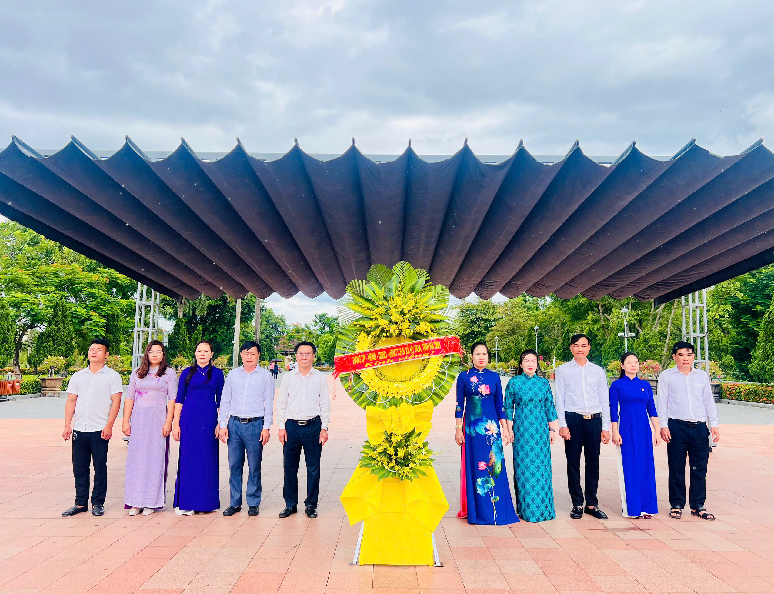 Đảng ủy - HĐND - UBND - UB MTTQ xã Kỳ Hoa dâng hương tại các địa chỉ đỏ nhân dịp kỷ niệm 79 năm ngày thương binh liệt sĩ  