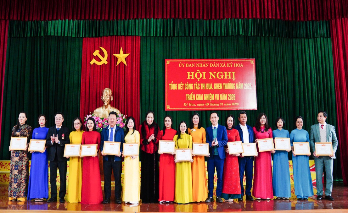  xã Kỳ Hoa đã tổ chức Hội nghị tổng kết công tác thi đua, khen thưởng năm 2025, triển khai phương hướng, nhiệm vụ trọng tâm trong năm 2026.  