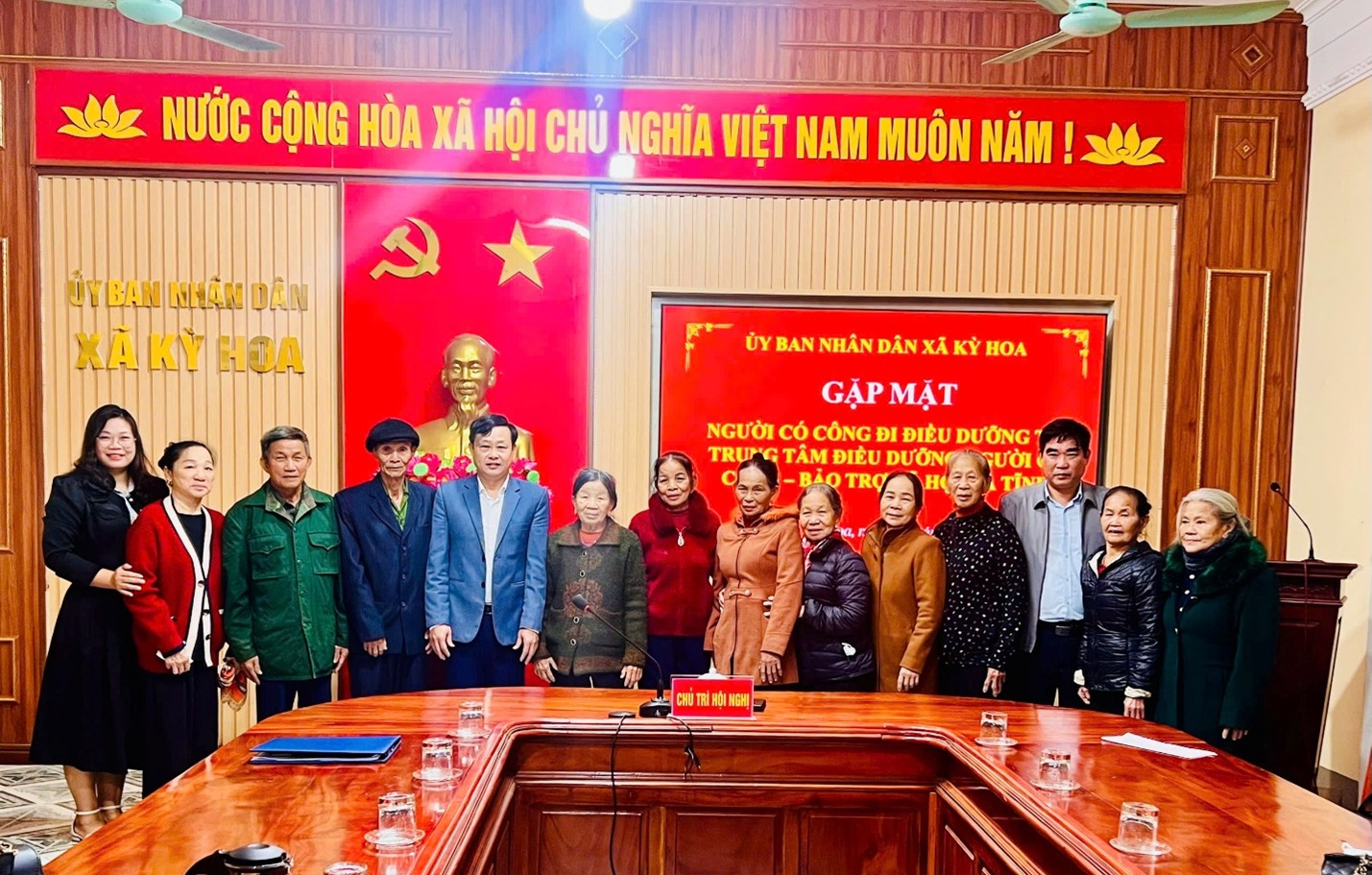 Xã Kỳ Hoa tổ chức đưa đón người có công đi điều dưỡng tập trung năm 2025